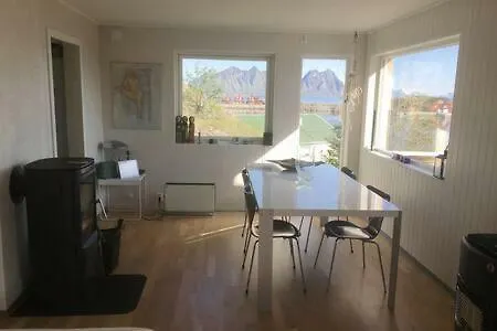 Hyggelig Bolig Mellom Hav Og Fjell 스볼베르